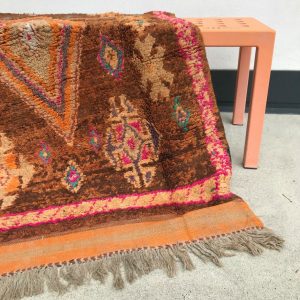 Nydelig vintageteppe vevd for hånd i Marokko. Dette Beni mguild teppet er helt unikt og i god stand.
