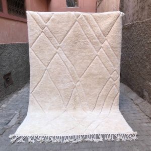 Et usedvanlig vakkert teppe vevd for hånd i Marokko. Hvitt på hvitt i tykk, myk ull. Tidløst og elegant i de fleste interiører.