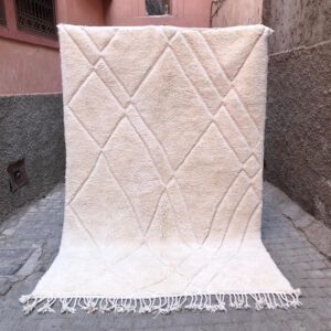 Et tykt og silkemykt gulvteppe fra Marokko. Håndknyttet.