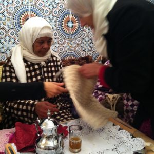 Om Cosa. Vi håndplukker tepper vevd for hånd av kvinner i Marokko. 