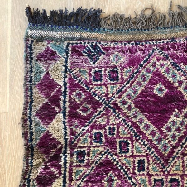 Vakkert vintageteppe vevd for hånd i ren ull. Disse marokkanske teppene er fulle av overraskelser - gir en personlig vri på interiøret.