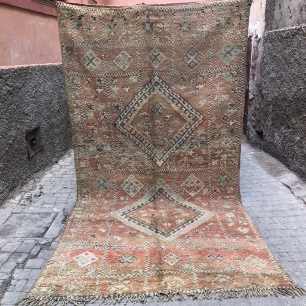 Vintageteppe knyttet for hånd. Våre unike marokkanske tepper er håndplukket i fine kvaliteter, nydelige farger og mønstre. One of a kind!