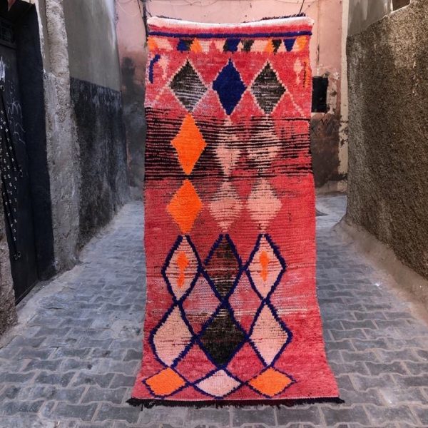 Vintage løper til salgs i nettbutikken. Lett og fin, i nydelige farger. Vevd for hånd i Marokko.