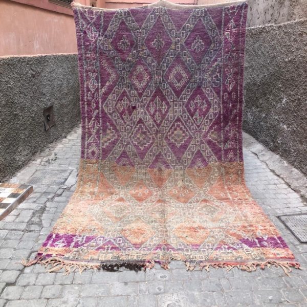 Nydelig vintageteppe knyttet for hånd i Marokko. Bejaad teppene er helt unike i farger og form. Se hele utvalget på cosa.no