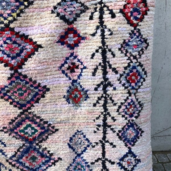 Nydelig boucherouite teppe. Disse marokkanske teppene er knyttet for hånd og håndplukket av Cosa.