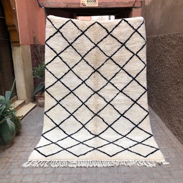 Klassisk Beni Ourain teppe knyttet for hånd i ren ull. Disse tidløse marokkanske teppene lever med deg i mange år.