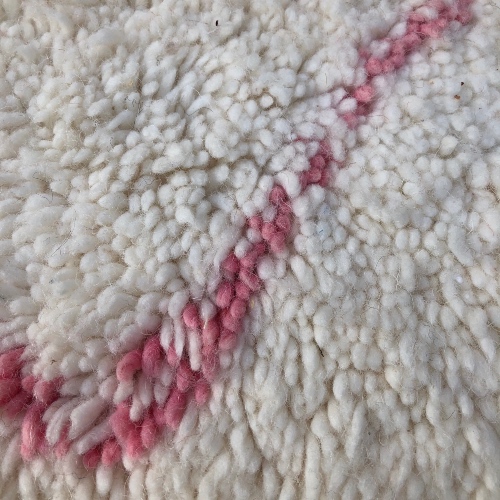 Herlig og mykt Beni ourain teppet i ren ull. Dette marokkanske teppet er en klassiske, men her med en rosa og moderne tvist!