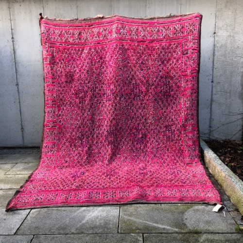 Pretty in pink! Kult og vakkert teppe I klar rosa. dette marokkanske teppet er knyttet for hånd i 100% ren ull.