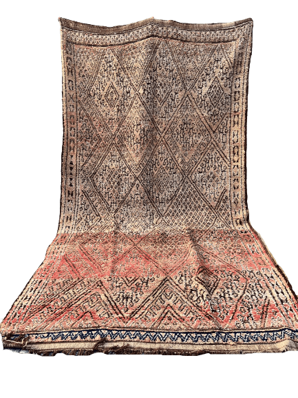 Nydelig glød og passelig med patina i dette vakre vintage berber teppet fra Marokko