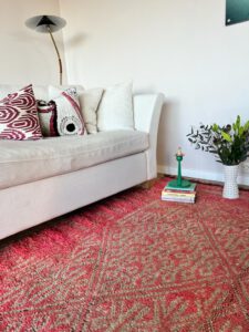 Tør du skape kontraster i stuen med et fargesterkt teppe?