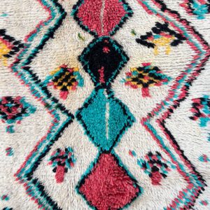 Et lite og lekent teppe fra Marokko. Håndknyttet. 100% ull. One of a kind!