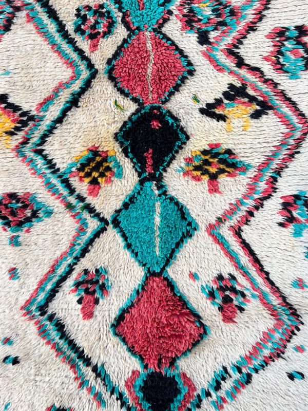 Et lite og lekent teppe fra Marokko. Håndknyttet. 100% ull. One of a kind!