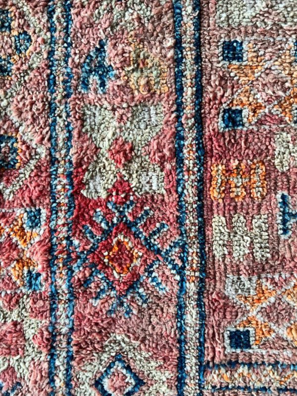 Et litt sært og vakkert teppe fra Marokko. Helt unikt.