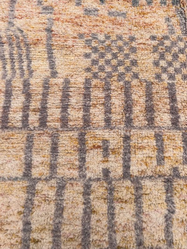 Nydelig teppe rett fra veven! Disse nye marokkanske teppene er farget for hånd og deretter vasket for å tone ned fargene - uten å ødelegge fiberne. One of a kind! Tykt og mykt. 100% ull.