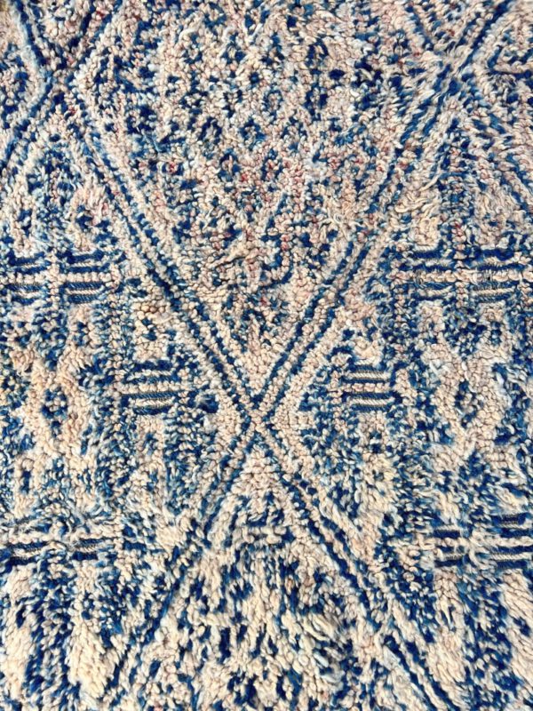 Stort og tidløst vintageteppe i nettbutikken.