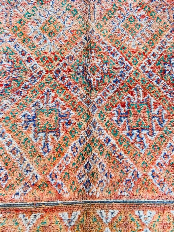 Marokkanske vintagetepper fra Cosa. dette vakre og unike gulvteppet ligger nå i nettbutikken.