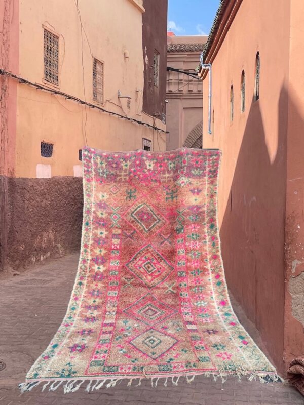 Et lyst og vakkert vintageteppe fra Marokko