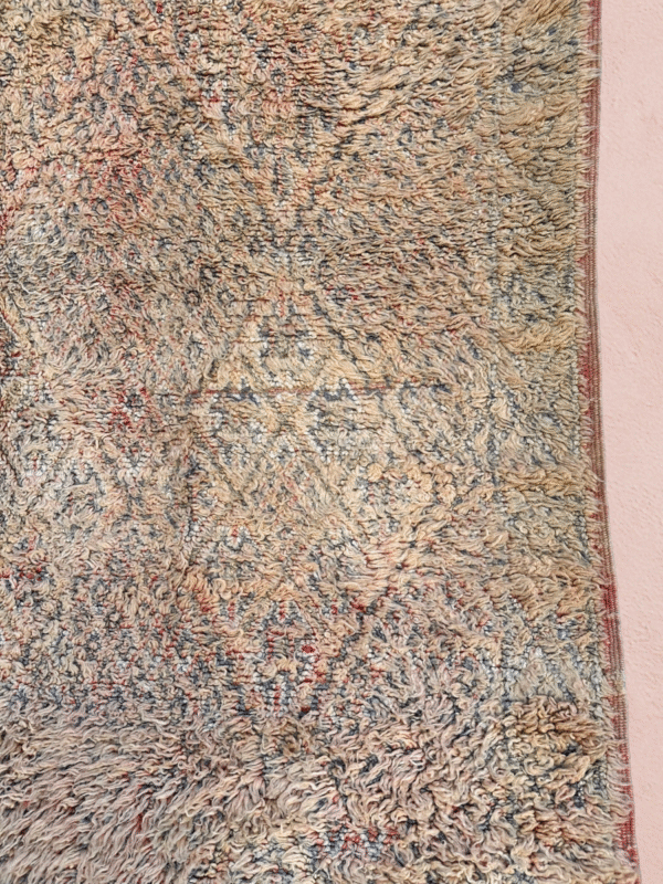 Et lyst vintageteppe fra Marokko