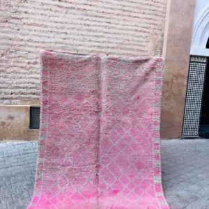 Et rolig og rosa vintageteppe fra Marokko