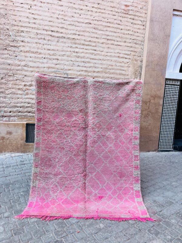 Et rolig og rosa vintageteppe fra Marokko