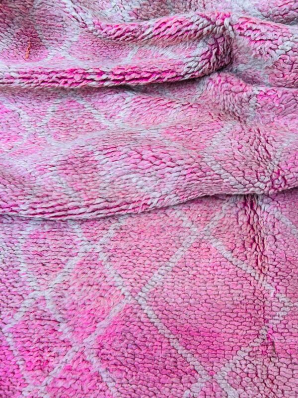 Et rolig og rosa vintageteppe fra Marokko