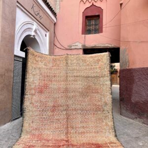 Et nydelig marokkansk vintageteppe med nydelige fargekombinasjoner og detaljer