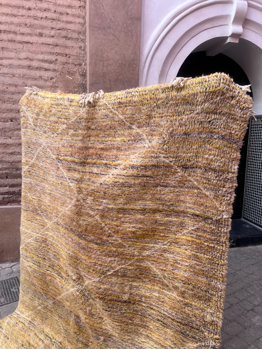 Et gulvteppe som scorer høyt! Rolig og tidløst,men samtidig personlig og kult. Knyttet for hånd i ren ull og one of a kind!