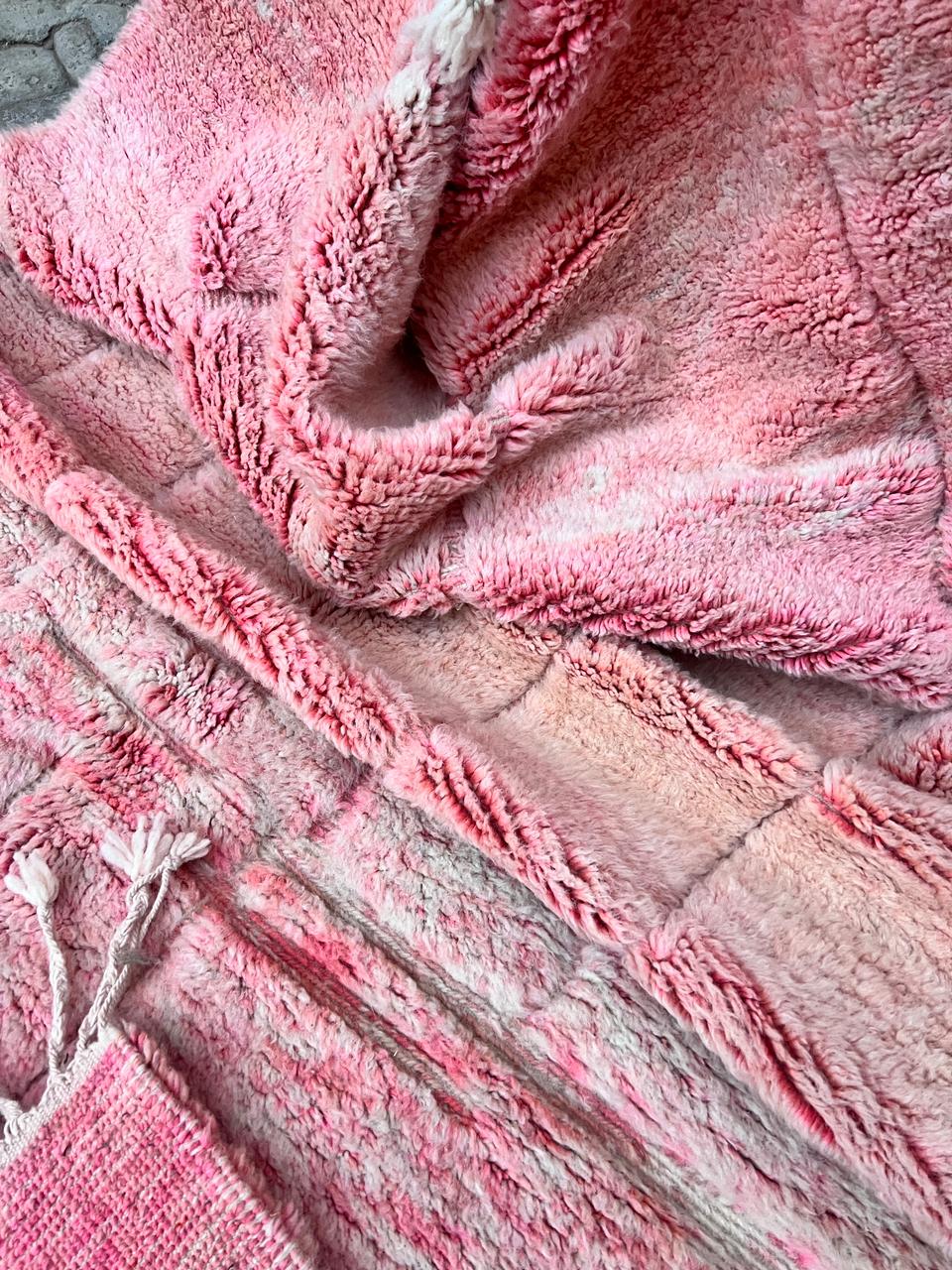 Tykt og mykt berberteppe fra Marokko. Teppet er one of a kind og du finner aldri et som er helt likt!