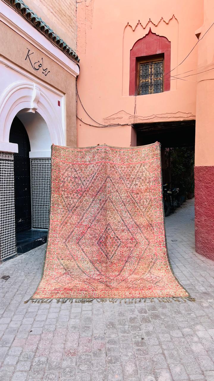 Vakre fargekombinasjoner i dette tidløse og unike gulvteppet fra Marokko