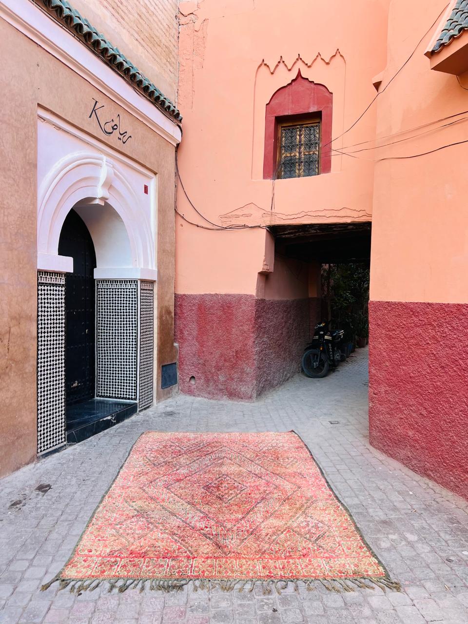 One of a kind vintageteppe. Knyttet for hånd I Marokko i 100% ull.