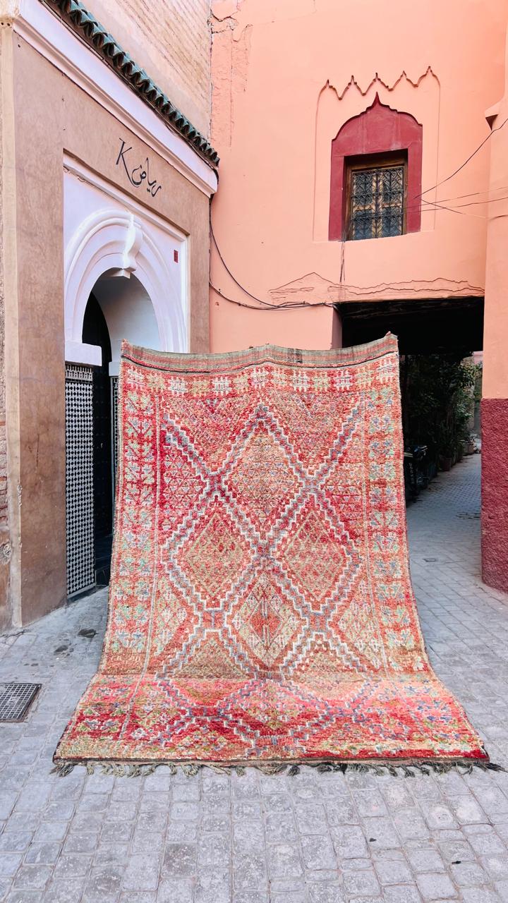 Et unikt marokkansk vintageteppe i vidunderlige fargekombinasjoner