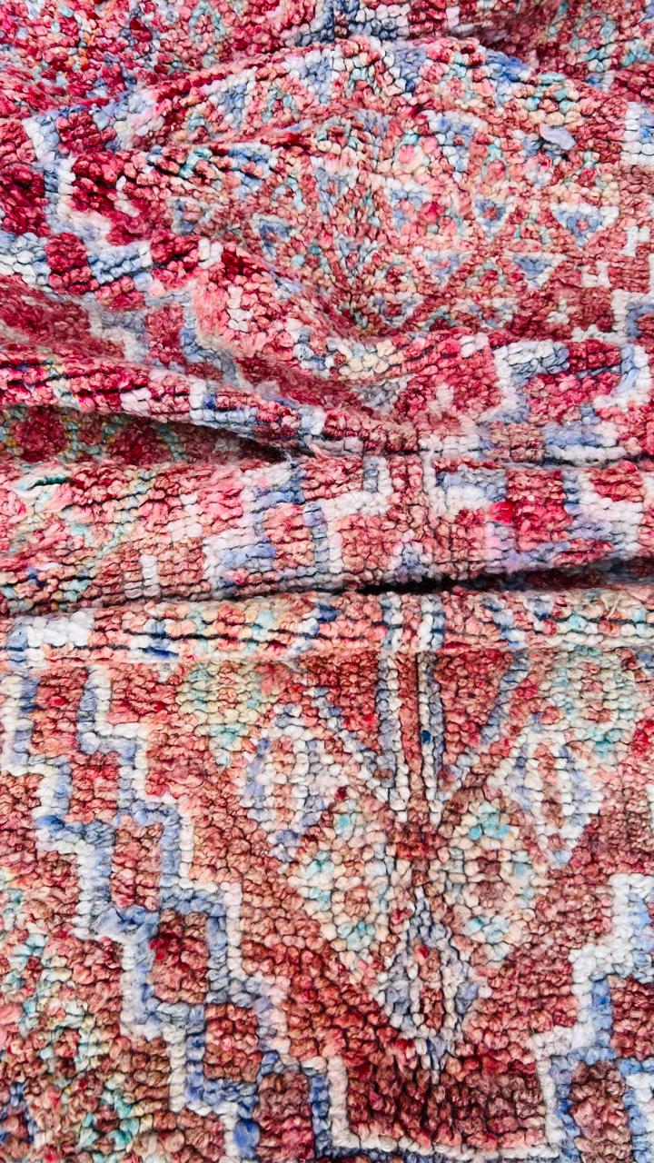 Et unikt marokkansk vintageteppe i vidunderlige fargekombinasjoner