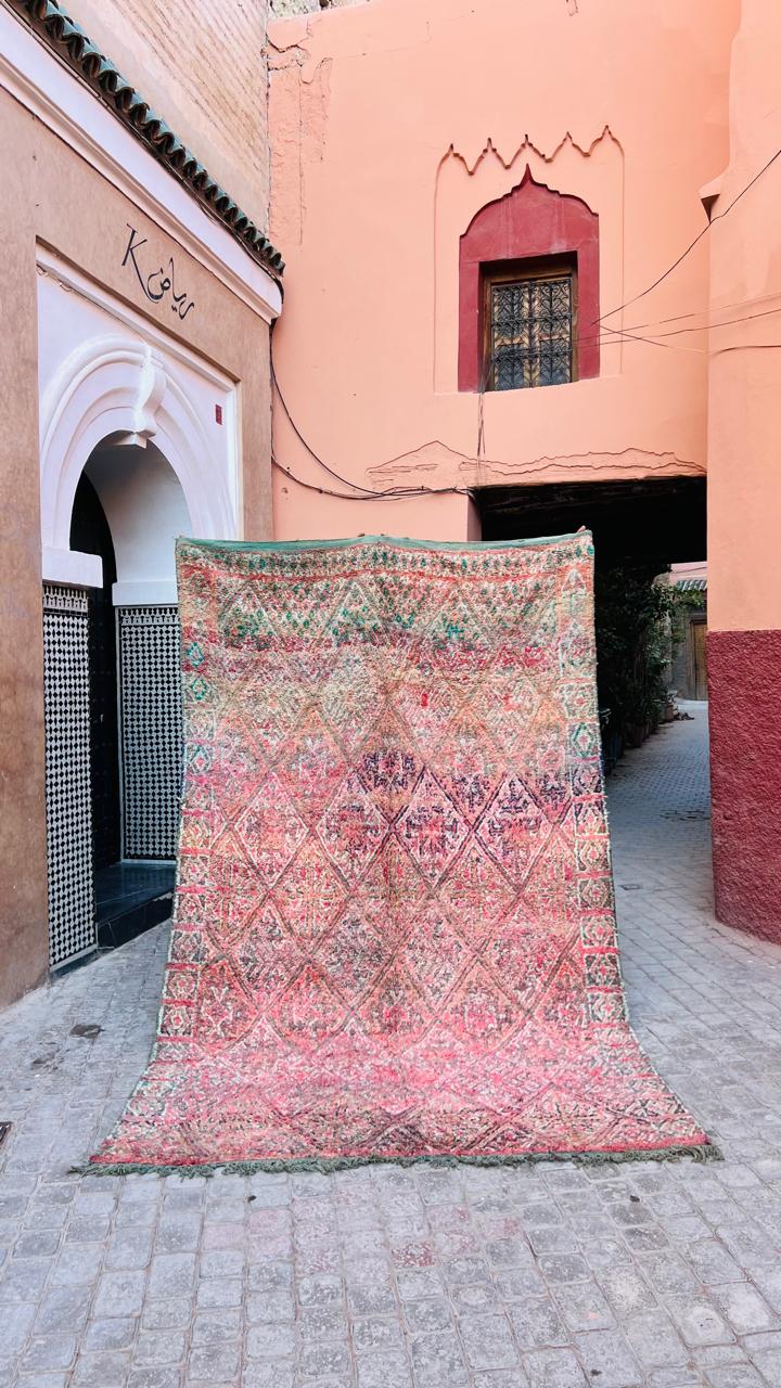 Vintageteppe i nydelige fargekombinasjoner. Håndknyttet i Marokko og one of a kind!