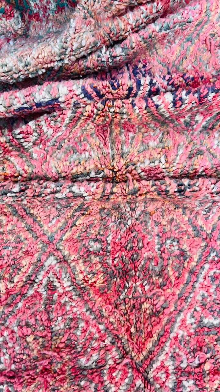 Vintageteppe i nydelige fargekombinasjoner. Håndknyttet i Marokko og one of a kind!