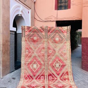 På utkikk etter et unikt og kult teppe? Se dette! Tidløs vintage som attpåtil er håndknyttet i Marokko