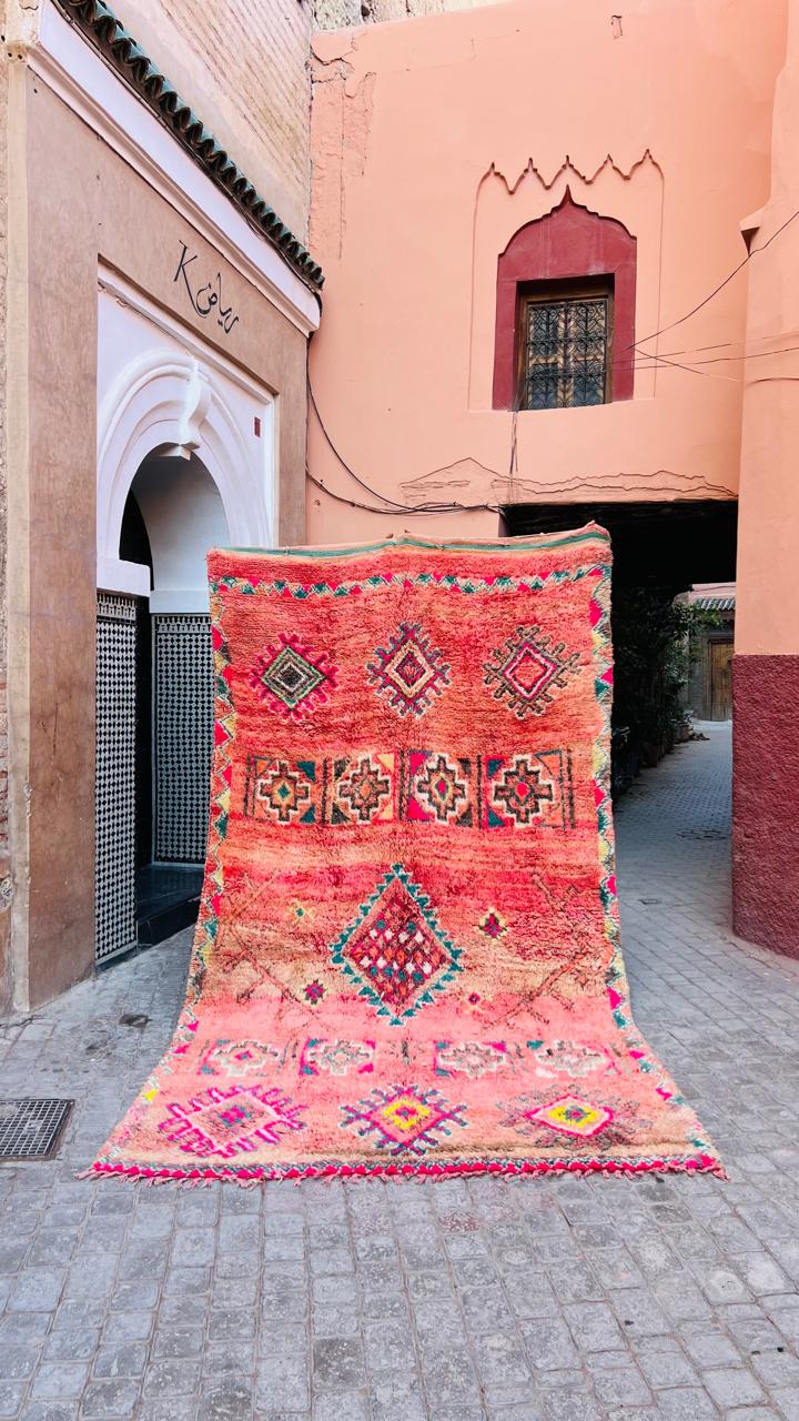 One of a kind! Nydelig gulvteppe knyttet for hånd i Marokko. Ren ull, fantastisk kvalitet