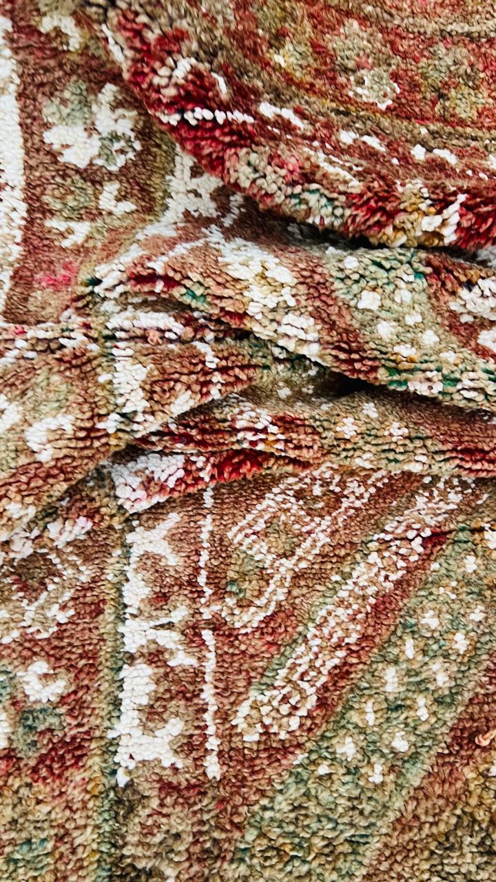 Et vintage berberteppe fra Marokko. Håndknyttet, helt unikt