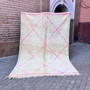 Et tykt og mykt teppe fra Marokko. Håndknyttet. One of a kind. Kule rosa detaljer