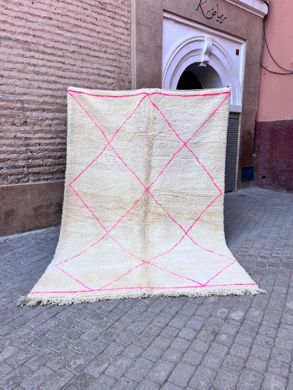 Et tykt og mykt teppe fra Marokko. Håndknyttet. One of a kind. Kule rosa detaljer