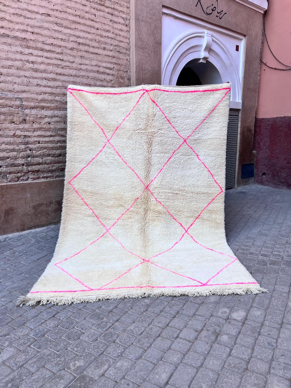 Et tykt og mykt teppe fra Marokko. Håndknyttet. One of a kind. Kule rosa detaljer