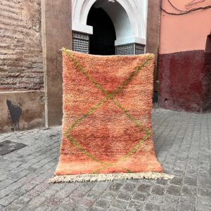 Myke vakre farger og ull i dette vakre lille gulvteppet fra Marokko