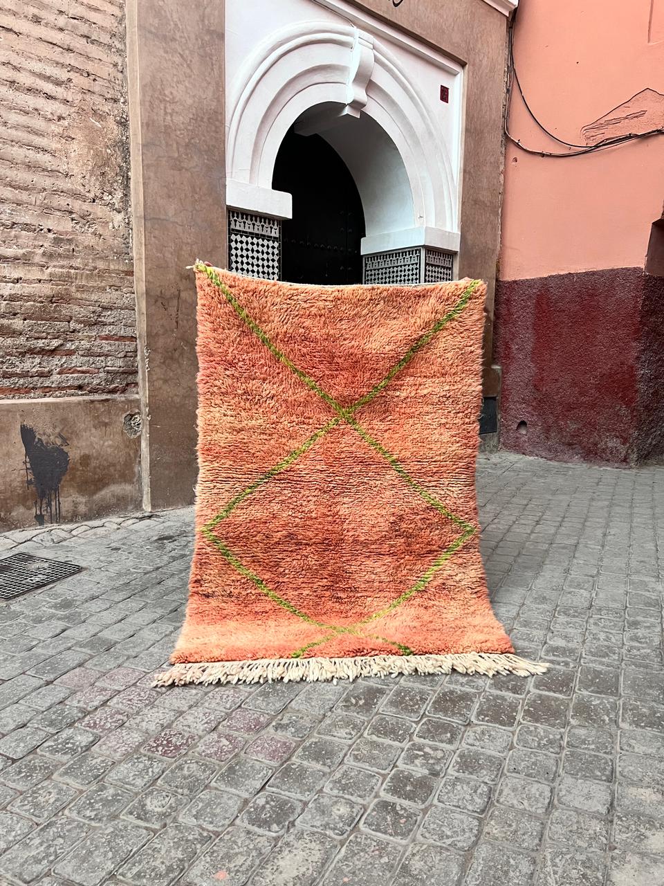 Myke vakre farger og ull i dette vakre lille gulvteppet fra Marokko