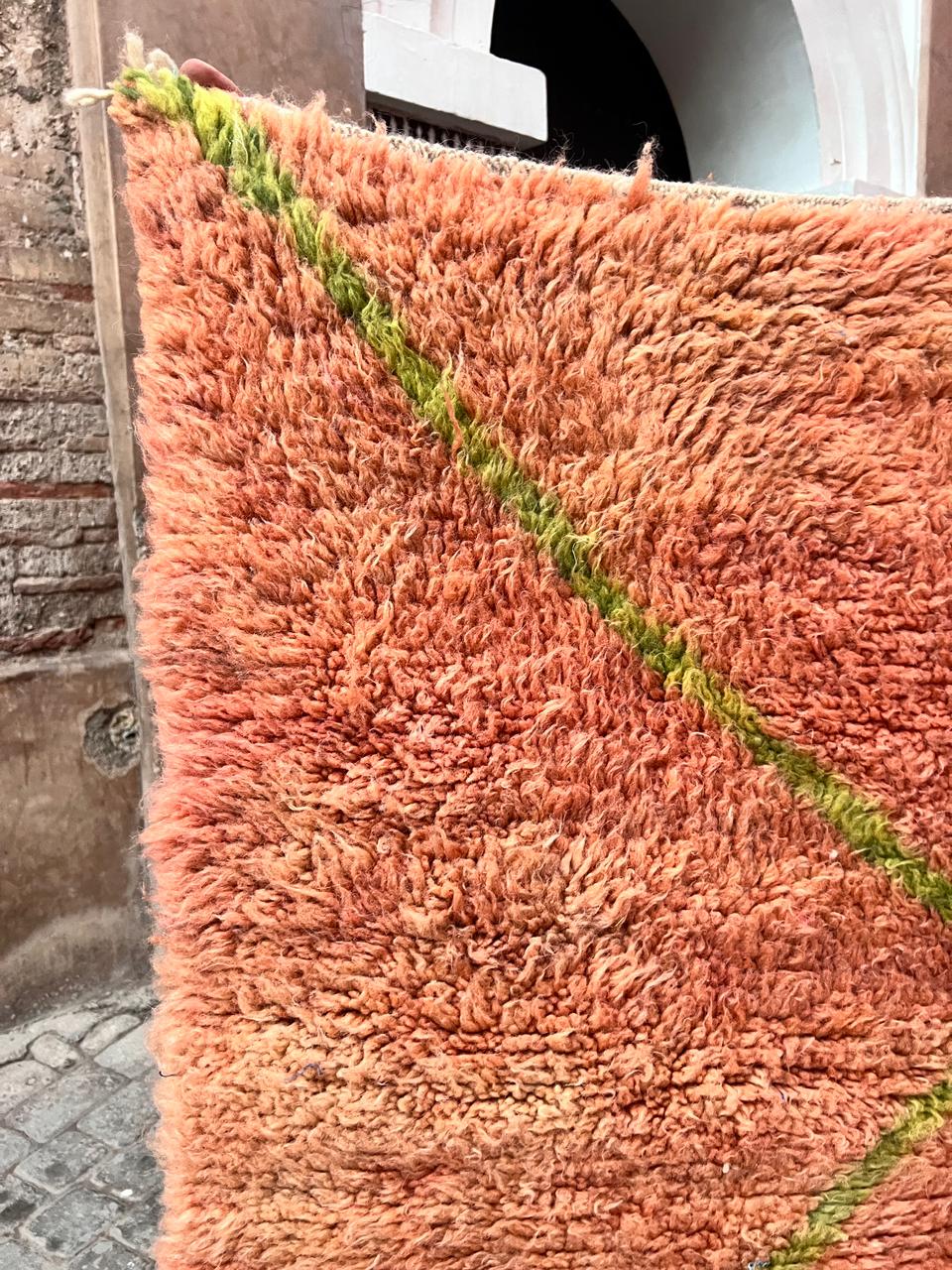 Myke vakre farger og ull i dette vakre lille gulvteppet fra Marokko