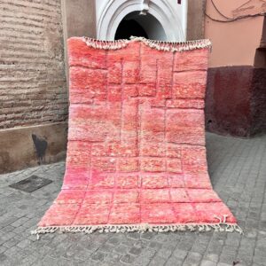 Et håndknyttet marokkansk teppe i ulike rosanyanser. One of a kind!