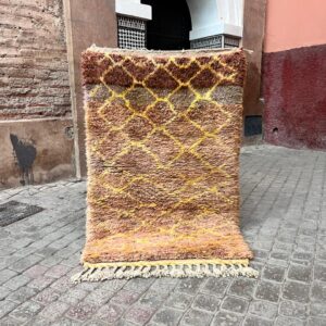 Et lite marokkansk gulvteppe i vakre jordfarger. Håndknyttet i myk og tykk ull