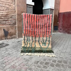 Et lite håndknyttet gulvteppe i vakre farger. Tilfører sjarm og personlighet til interiøret