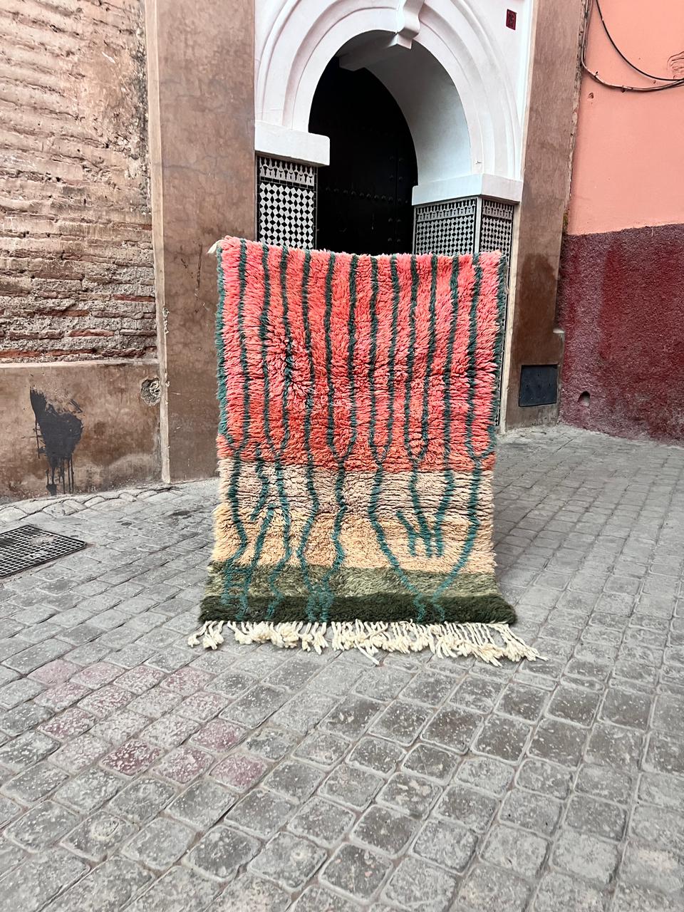 Et lite håndknyttet gulvteppe i vakre farger. Tilfører sjarm og personlighet til interiøret