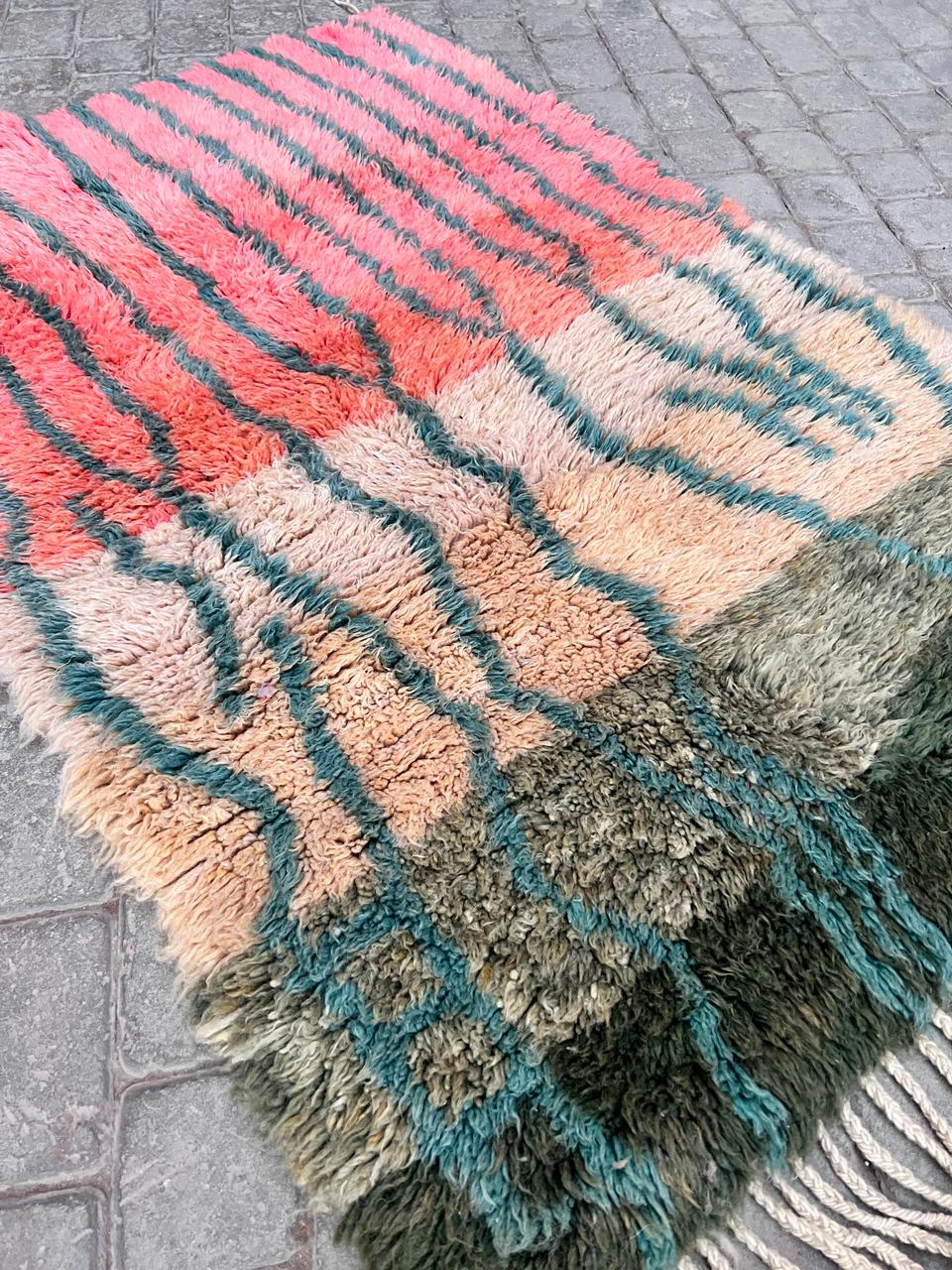 Et lite håndknyttet gulvteppe i vakre farger. Tilfører sjarm og personlighet til interiøret
