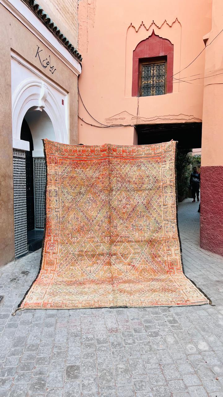 Et unikt og kult gulvteppe med de vakreste fargekombinasjoner