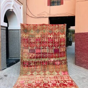 Et kult, spennende og unikt gulvteppe. Rdrosa nyanser og 100% ull